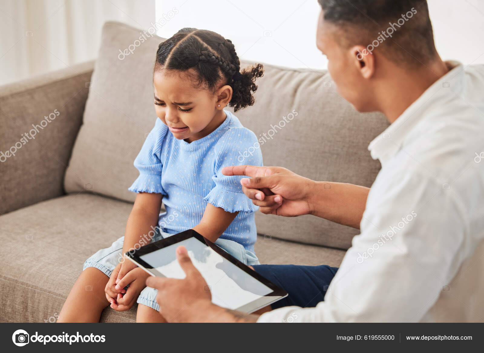 Mãe e filhos felizes com tablet digital assistem a vídeos engraçados,  filmes ou jogos no sofá