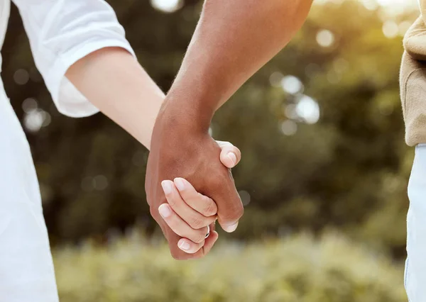 Diversidade Mãos Dadas Casal Sendo Romântico Apoio Estar Juntos Para — Fotografia de Stock