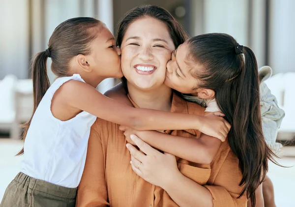 Sevgi Anne Kızlar Öpüşür Sarılır Mutlu Olurlar Portre Anne Çocuklar — Stok fotoğraf
