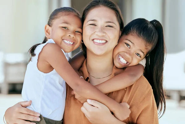 Szczęśliwy Portret Dzieci Przytulające Matkę Uśmiechem Miłością Troską Przed Domem — Zdjęcie stockowe