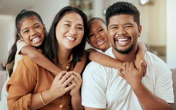 Familia Asiática Sonrisa Retrato Con Amor Reír Relajarse Juntos Hogar — Foto de Stock