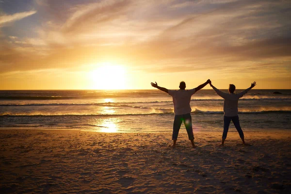 Αγάπη Ηλιοβασίλεμα Και Ζευγάρι Στην Παραλία Για Την Ελευθερία Την — Φωτογραφία Αρχείου