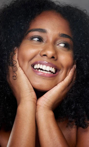 Mulher Negra Maquiagem Beleza Close Rosto Sorriso Com Mãos Cosméticos — Fotografia de Stock