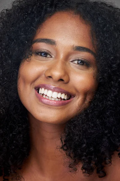 Haarverzorging Portret Glimlach Van Een Vrouw Met Schoonheid Huidverzorging Make — Stockfoto