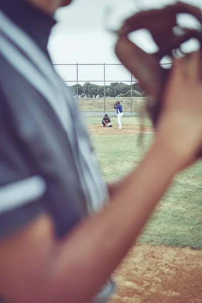 スポーツ 試合中や試合中にバッターと芝生のピッチやフィールド上のピッチャーとフィットネス 競争力のあるスポーツでプレーする野球選手との練習 トレーニング トレーニング — ストック写真