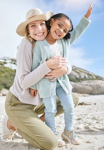 Láska Matka Dívka Pláži Sblížení Odpočinek Dovolenou Venkovní Společně Máma — Stock fotografie