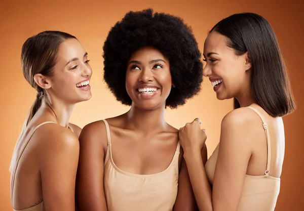 Feliz Maquillaje Las Mujeres Sonríen Grupo Con Cuidado Piel Para —  Fotos de Stock