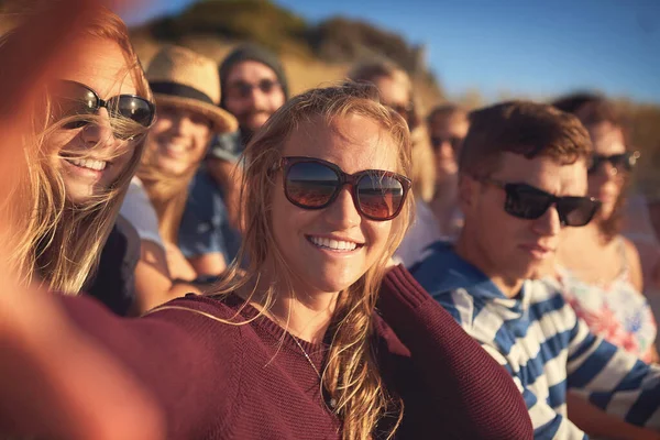 Güzel Zamanları Yakalıyorum Çekici Bir Genç Kadının Arkadaşlarıyla Sahilde Selfie — Stok fotoğraf