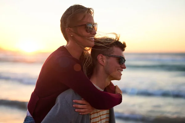 Att Vara Tillsammans Gör Dem Lyckliga Kärleksfull Ung Man Grisar — Stockfoto