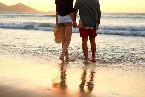 坠入爱河 一对难以辨认的夫妻在海滩上散步时的倒映照 — 图库照片