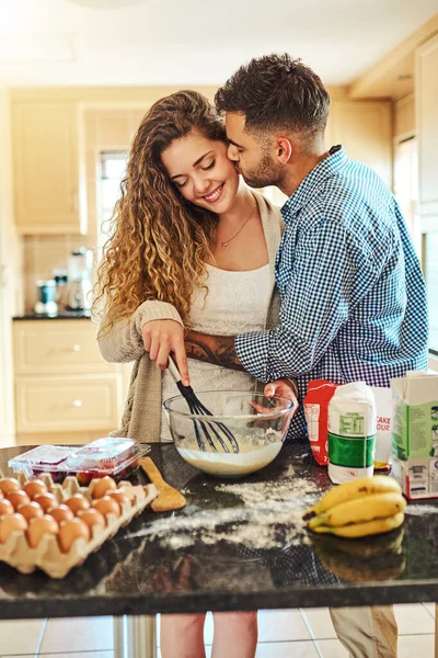 Nossa Cozinha Está Cheia Amor Casal Amoroso Assar Sua Cozinha — Fotografia de Stock