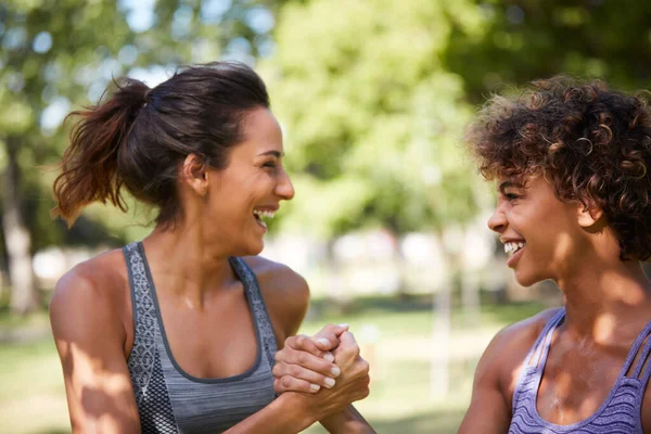 Ill Race You Two Sporty Young Women Exercising Outdoors Sunny — Stock Photo, Image