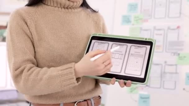 App Προγραμματιστής Και Γυναίκα Χέρια Στην Οθόνη Σχεδιασμού Tablet Για — Αρχείο Βίντεο
