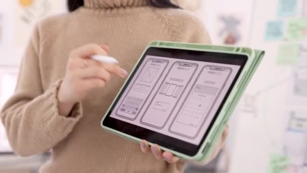 Tablet Σχεδιασμό Και Χέρια Των Γυναικών Των Επιχειρήσεων Που Παρουσιάζουν — Αρχείο Βίντεο