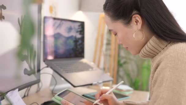 Mujer Tablet Diseñadora Estudio Para Dibujar Dibujar Diseñar Móvil Tecnología — Vídeo de stock