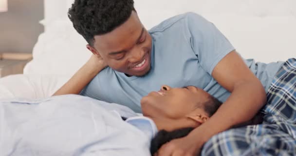 Slap Glad Par Kys Soveværelset Sammen Med Smil Kærlighed Omsorg – Stock-video