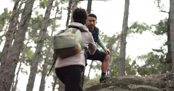 远足和夫妇攀登岩石在加拿大的森林为日间远足 冒险和健身 帮助和自然漫步人们爬向健康 运动和健康的挑战 — 图库视频影像