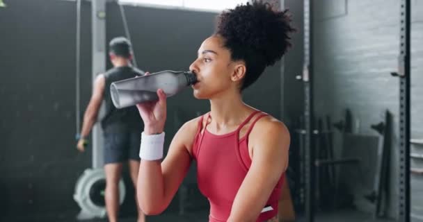 Femme Noire Repos Eau Potable Avec Bouteille Pour Forme Physique — Video