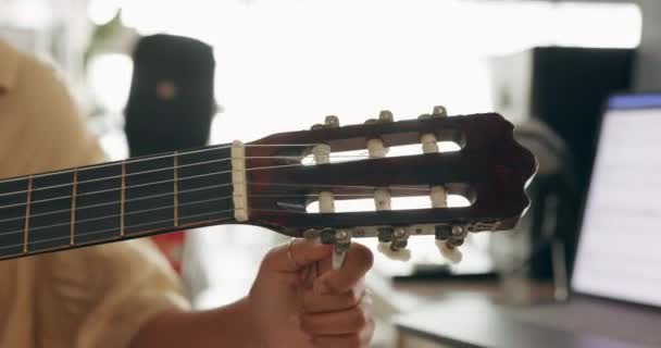 Gitarr Svart Musiker Och Musikartist Tuning Instrument För Hemstudio Ljudinspelning — Stockvideo