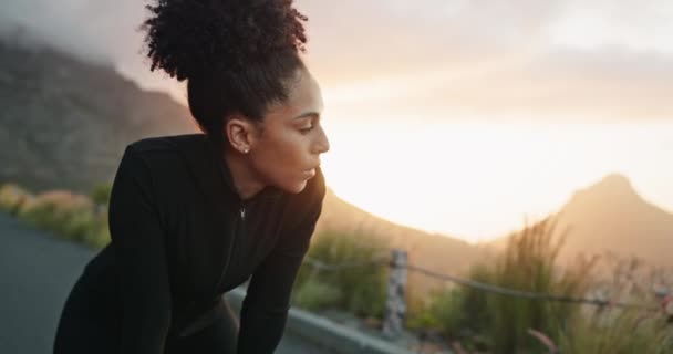Fitness Mulher Negra Atleta Corredor Asfalto Montanha Para Corrida Estrada — Vídeo de Stock