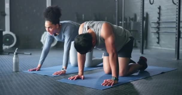 Pasangan Gym Tinggi Lima Tertawa Latihan Lantai Dan Latihan Kebugaran — Stok Video