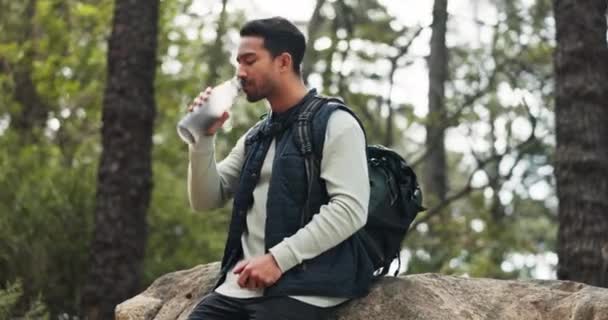 Пешие Прогулки Вода Приключения Человеком Пьющим Бутылки Лесу Лесу Природе — стоковое видео
