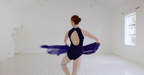 バレエ スタジオ 女性がファブリックで踊り パフォーマンスアート展のためのトレーニングや練習中の抽象的なダンス 創造的なダンサー エレガントなリサイタルルーチンで働くプリマバレリーナ — ストック動画