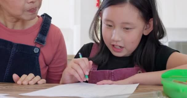 Ödevi Bir Evde Eğitim Için Gülümseyen Öğrenen Kağıda Yazan Anne — Stok video