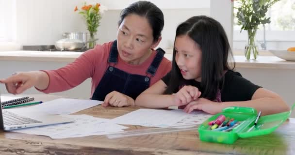 Μαθηματικά Online Εκπαίδευση Και Μητέρα Βοηθώντας Παιδί Την Ασιατική Κοπέλα — Αρχείο Βίντεο