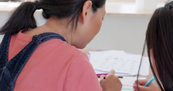 Color Madre Niña Usan Lápices Colores Aprendizaje Vinculación Junto Con — Vídeo de stock