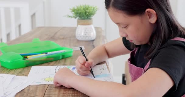 Mädchen Skizzieren Und Kreativ Beim Papierzeichnen Für Hausaufgaben Lernen Oder — Stockvideo