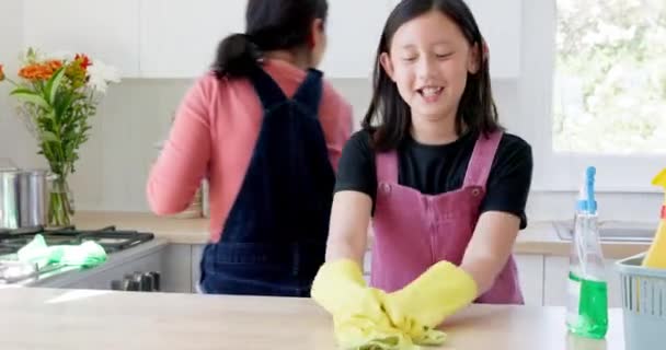 Ouder Kind Spray Fles Vegen Keukenoppervlak Tafel Aanrecht Het Huishouden — Stockvideo