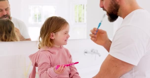 教女孩用牙刷 牙齿卫生和牙龈保健来刷牙 女儿和笑在浴室 健康的嘴或健康的支持清洁牙齿 — 图库视频影像