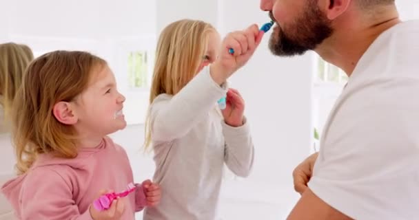 Meninas Pai Escovar Dentes Para Ligação Ser Feliz Para Banheiro — Vídeo de Stock