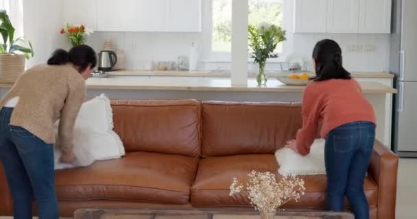 Azjatycka Rodzina Mama Dziewczyna Sprzątające Salon Dom Poduszkę Sofę Salonie — Wideo stockowe