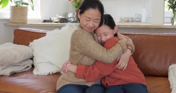 Szerelem Ölelés Anya Lánya Kanapén Együtt Töltött Idő Nappaliban Japánban — Stock videók