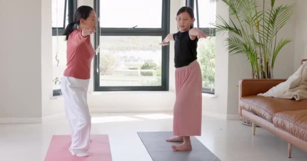 Йога Фитнес Азиатская Мать Ребенком Дома Делать Упражнения Тренировки Тренировки — стоковое видео
