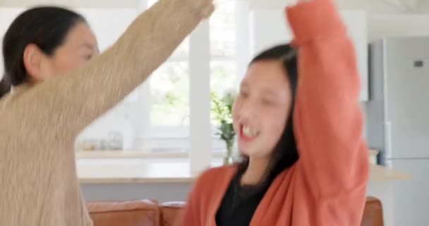 Rodzina Dzieci Taniec Dziewczyną Azjatycką Kobietą Bawiącą Się Swoim Domu — Wideo stockowe
