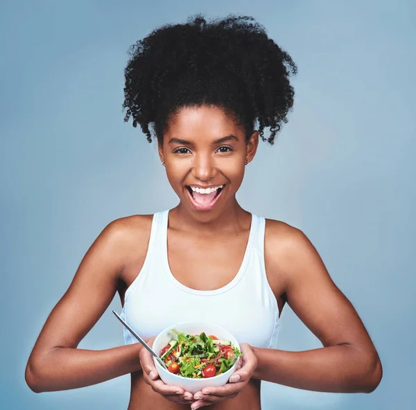 健康を食べることは悪いことではありません スタジオショットの魅力的な若い女性の灰色の背景にサラダを食べる — ストック写真