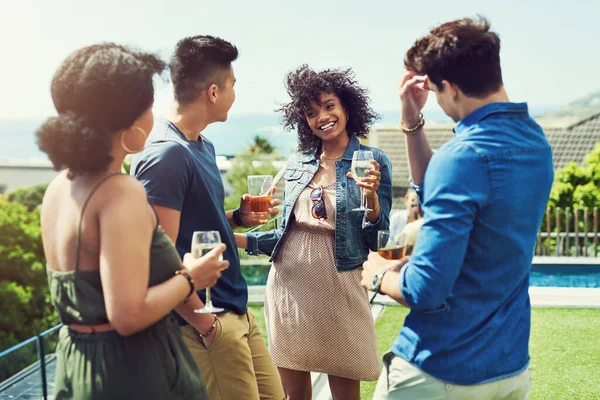 Olha Quem Decidiu Juntar Festa Grupo Amigos Tomando Bebidas Divertindo — Fotografia de Stock