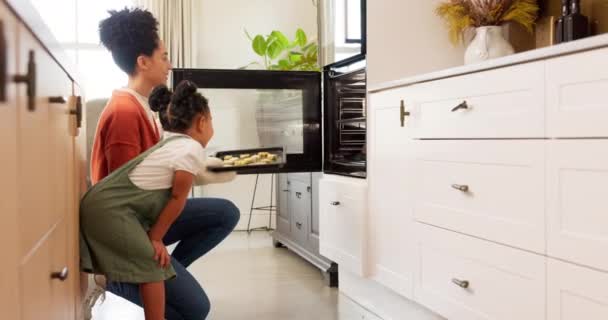女孩和烘培高中在厨房 团队精神和庆祝在家里 支持和联系妈妈和女孩把盘子放在烤箱里 做饭或合作 成功或在家里一起工作 — 图库视频影像