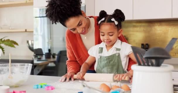 Matka Dziewczyna Ucząca Się Pieczenia Kuchni Ciasto Kwiatowe Ladzie Gotować — Wideo stockowe