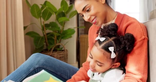 Moeder Kind Het Lezen Van Onderwijs Leren Lesgeven Met Verhalenboek — Stockvideo
