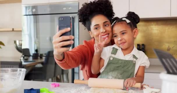 Madre Niña Teléfono Selfie Mientras Cocina Cocina Vinculación Divertirse Aprender — Vídeo de stock