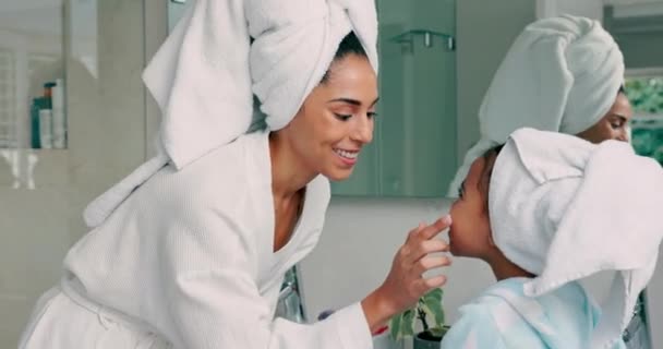 Mama Gesichtscreme Und Mädchen Badezimmer Mit Beauty Produkt Für Kosmetik — Stockvideo