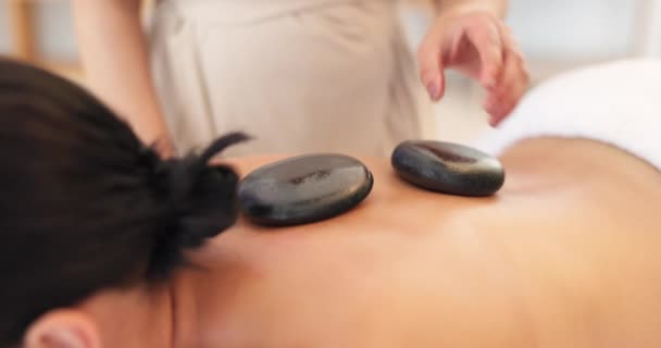 Hände Massagetherapeut Oder Heißer Stein Wellness Salon Oder Gesundheitsretreat Zur — Stockvideo