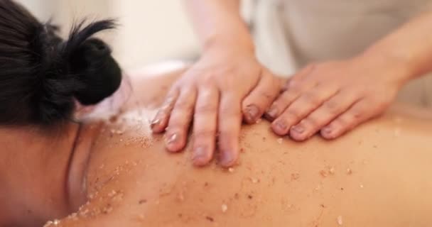 Spa Massage Und Salzpeeling Auf Dem Rücken Der Kundin Für — Stockvideo