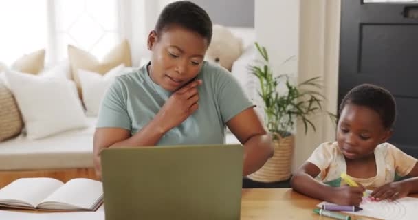 黒人女性はカラーブック テクノロジー スマートフォン 通信で家庭 ラップトップ 子供から仕事をしています ワーキングマザー クライアントとノートブック 女の子と芸術のためのクレヨンとの接触 — ストック動画