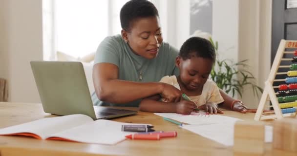 Otthon Tanulás Tanítás Anya Gyermekszínes Rajz Munkafüzetben Oktatás Támogatás Kreatív — Stock videók