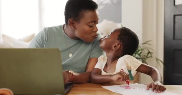 Anya Gépel Laptopon Gyerekkel Csókolózik Gyerekkel Online Otthoni Irodából Családi — Stock videók